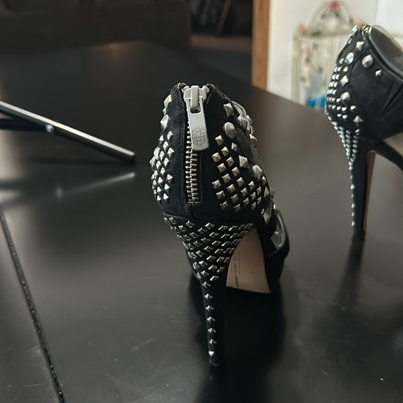 Vince Camuto - Picture 2 of 4